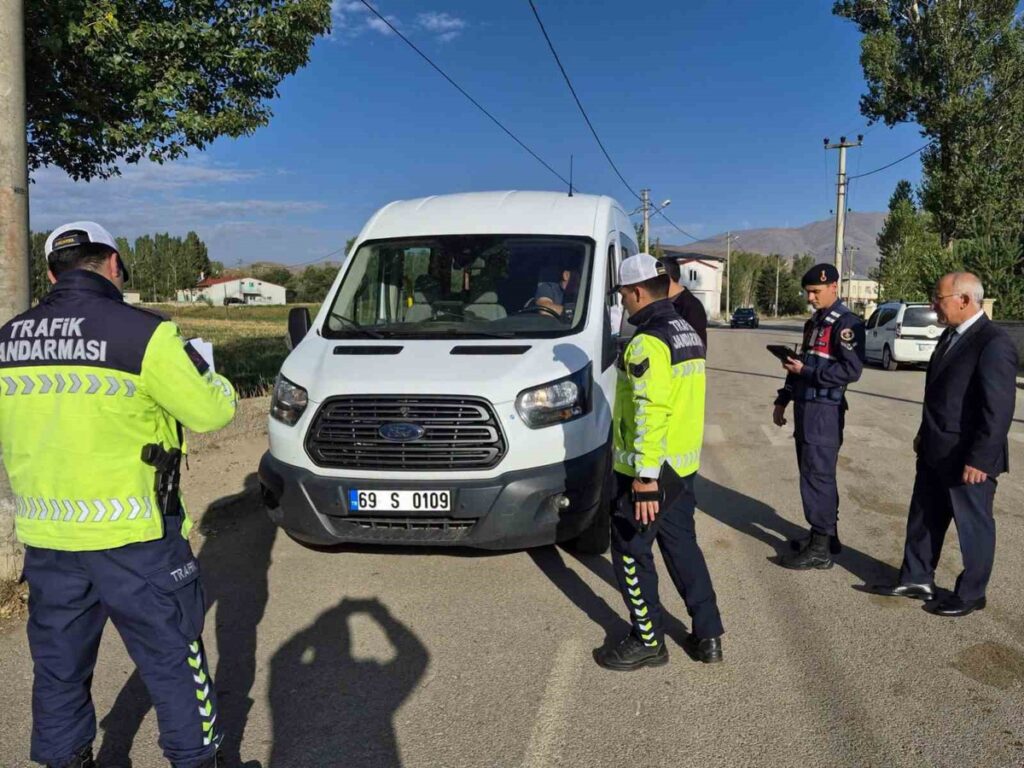 Bayburt’ta taşıma merkezi okulların servis araçları trafik jandarmasınca denetlendi
